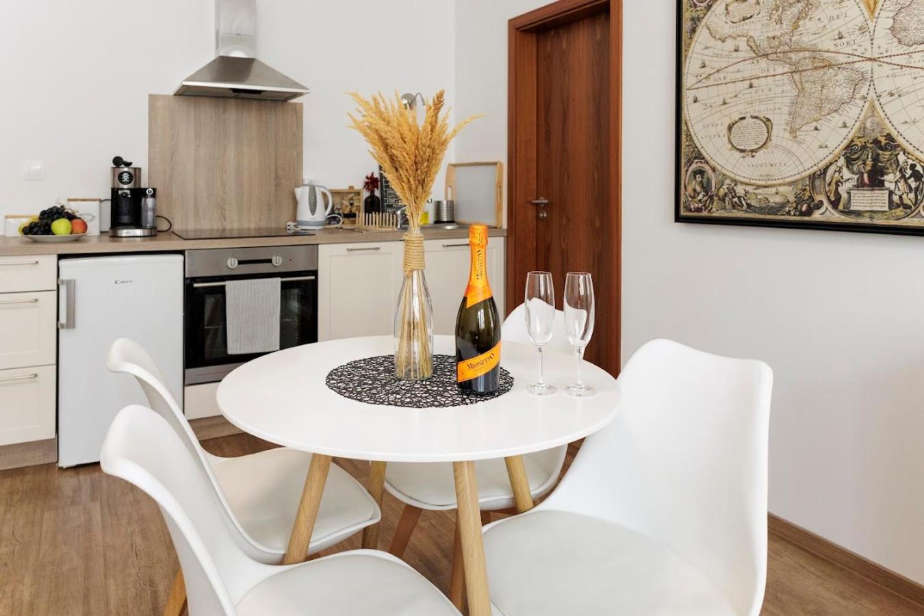 Diamond Residence In Old Town With Free Parking Bratislava Eksteriør bilde
